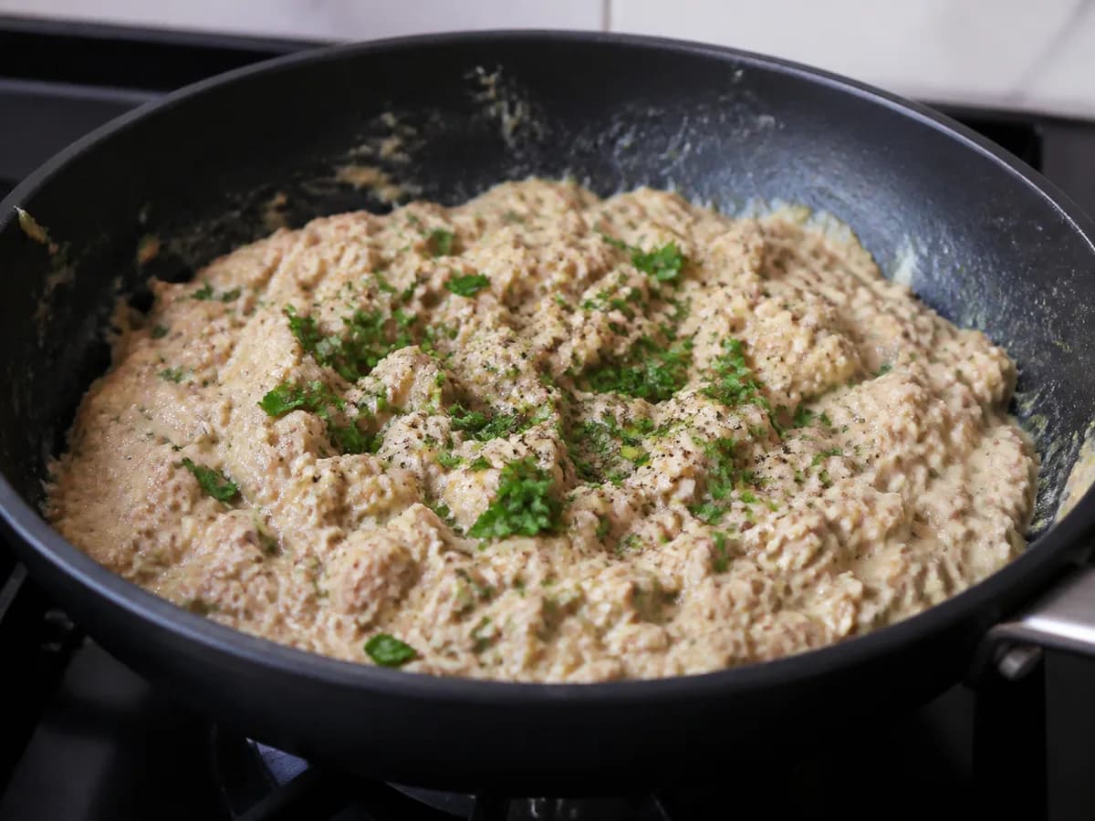 Preparação de Rissóis de Atum durante a confeção