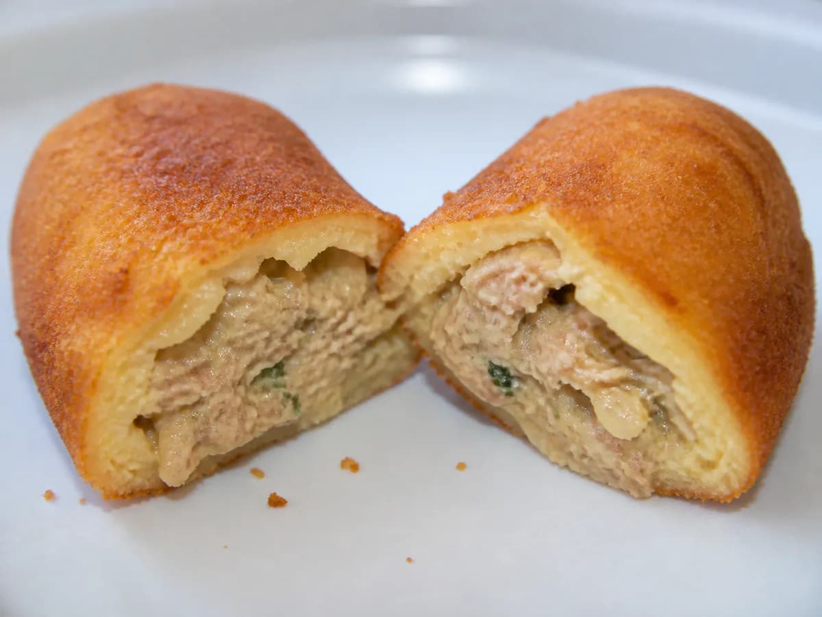 Pormenor de uma porção de Rissóis de Atum