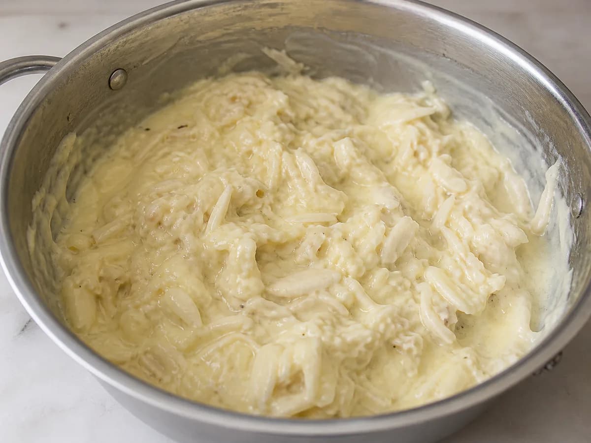 Preparação de Rissóis de Bacalhau da Sogra durante a confeção