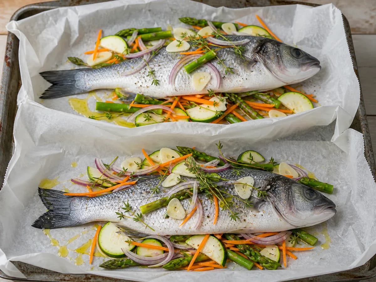 Preparação de Robalo no Papelote com Legumes Estralados durante a confeção