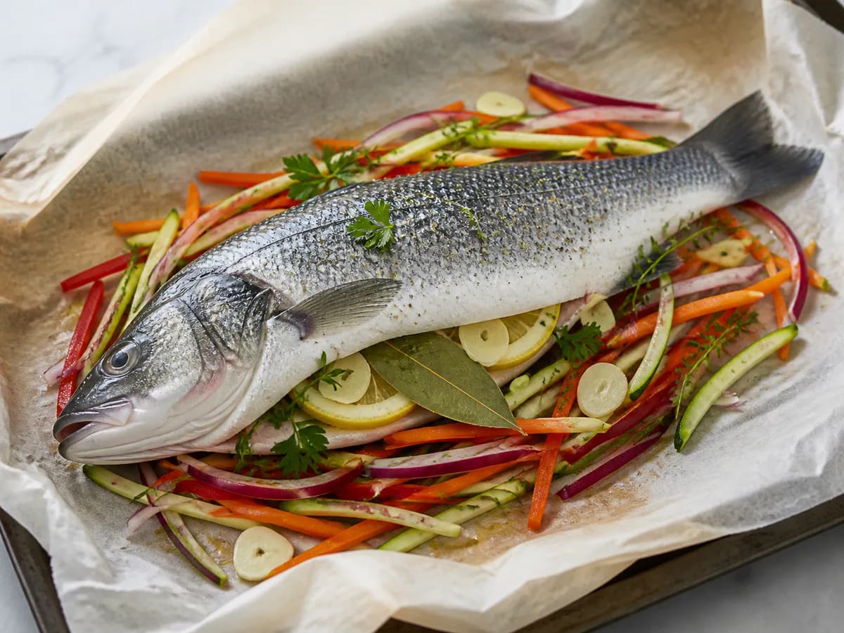 Preparação de Robalo em Papelote com Legumes Aromáticos durante a confeção