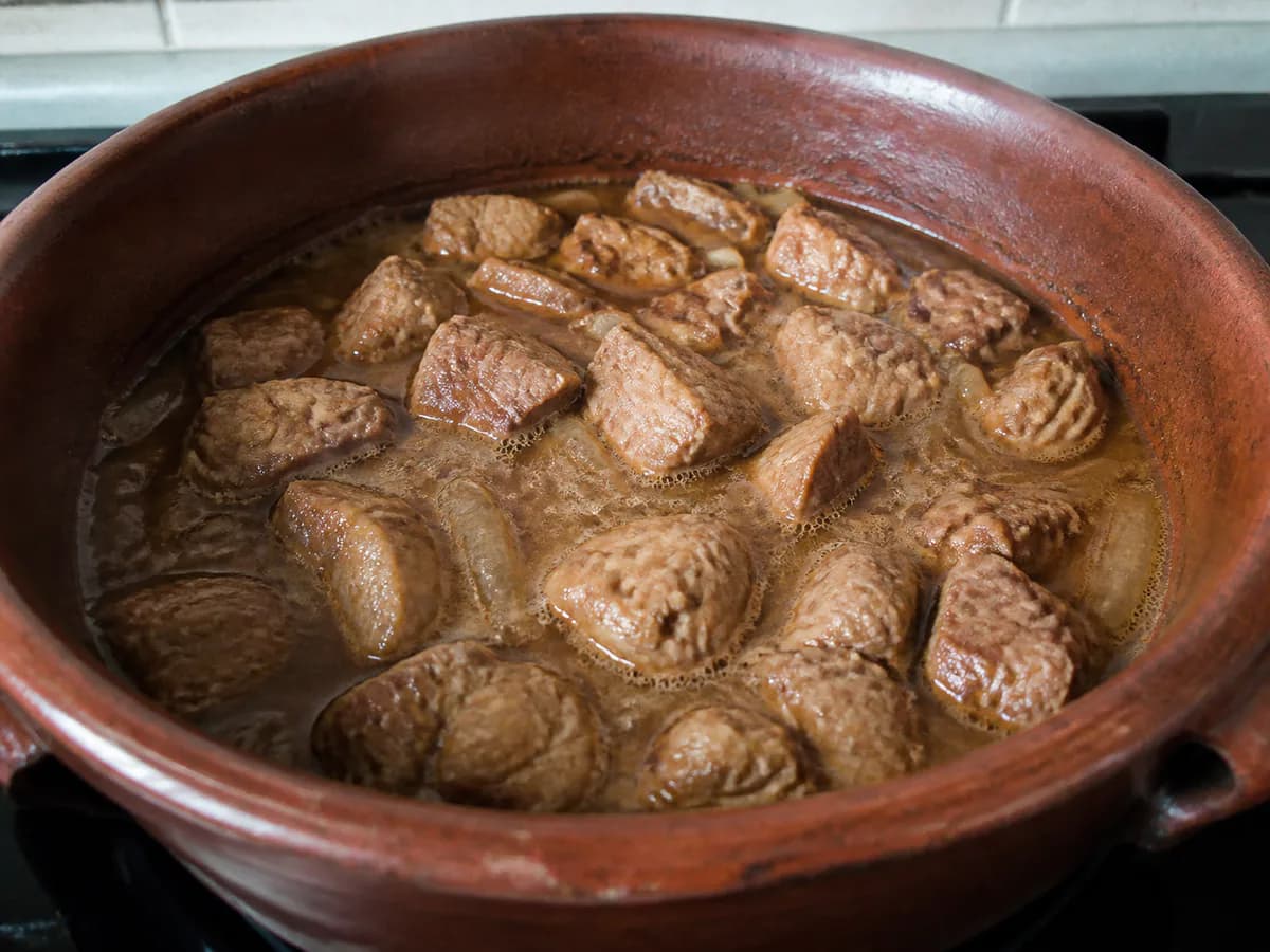 Preparação de Rojões com Castanhas durante a confeção