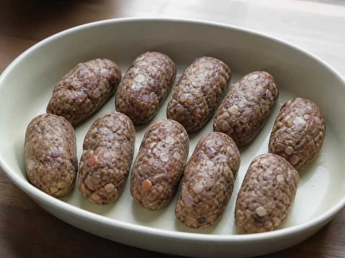Preparação de Rolinhos de Enchidos Fritos durante a confeção