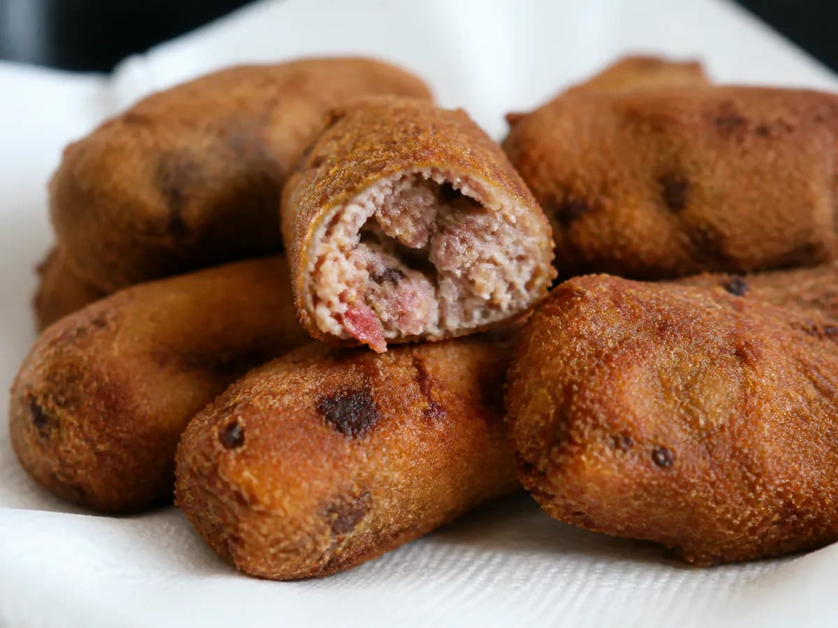 Pormenor de uma porção de Rolinhos de Enchidos Fritos