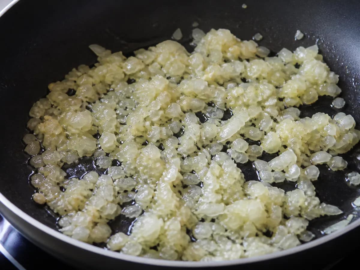 Preparação de Rolinhos de Peixe Espada com Banana durante a confeção