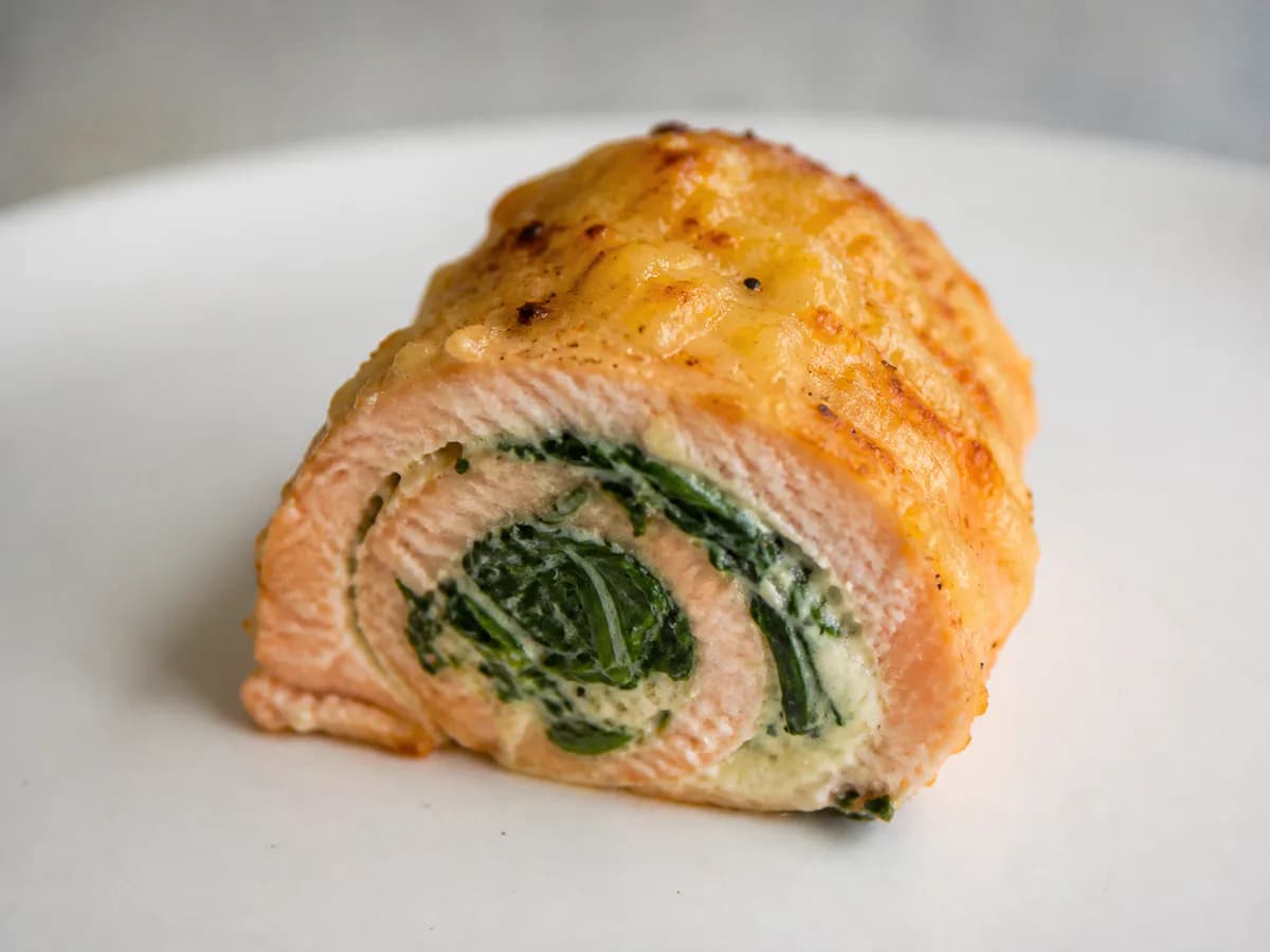 Pormenor de uma porção de Rolinhos de Salmão com Espinafres e Queijo