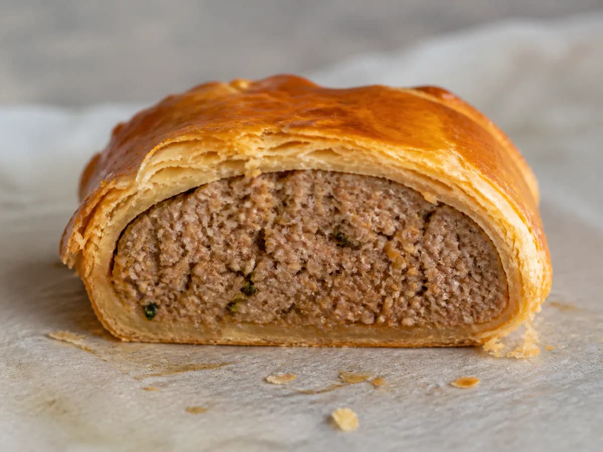 Pormenor de uma porção de Rolo de Carne em Massa Folhada