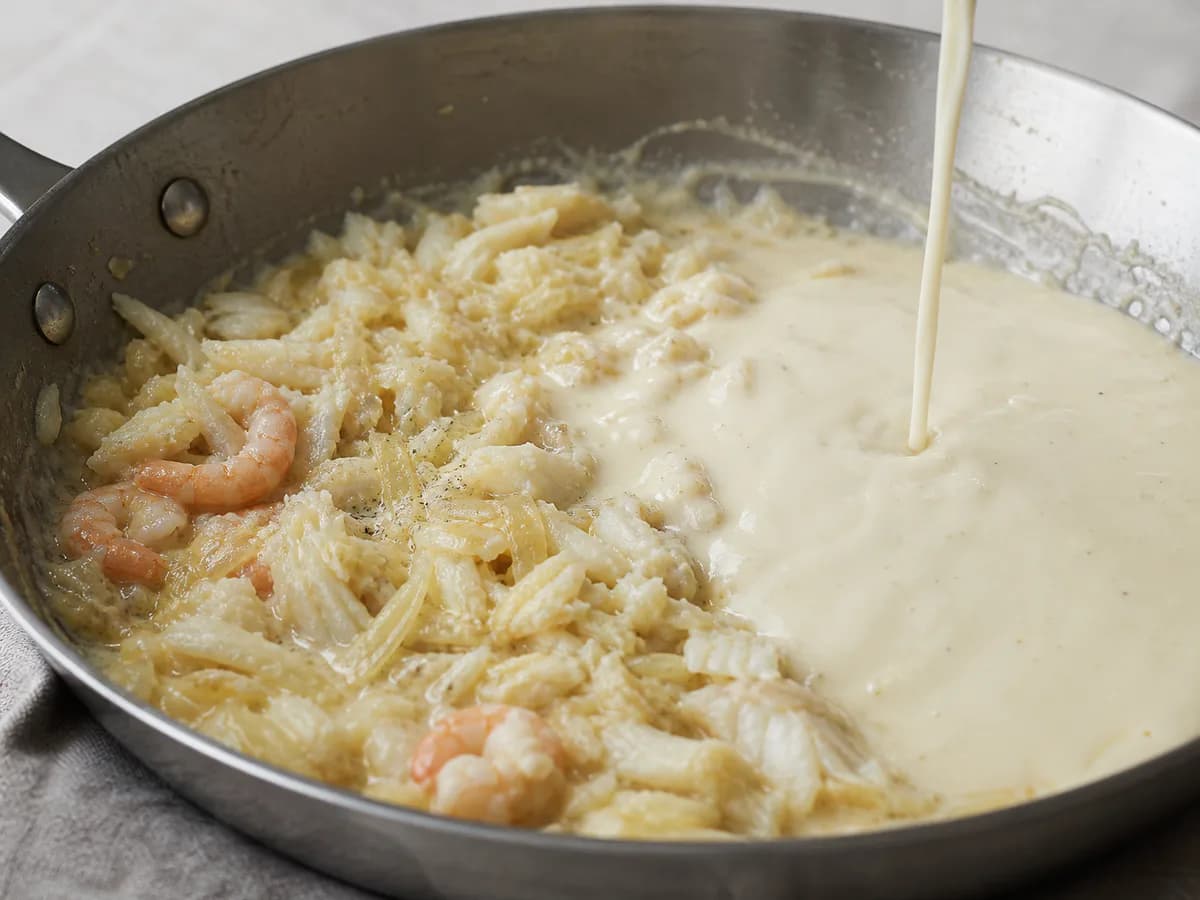Preparação de Rolo de Bacalhau com Camarão durante a confeção
