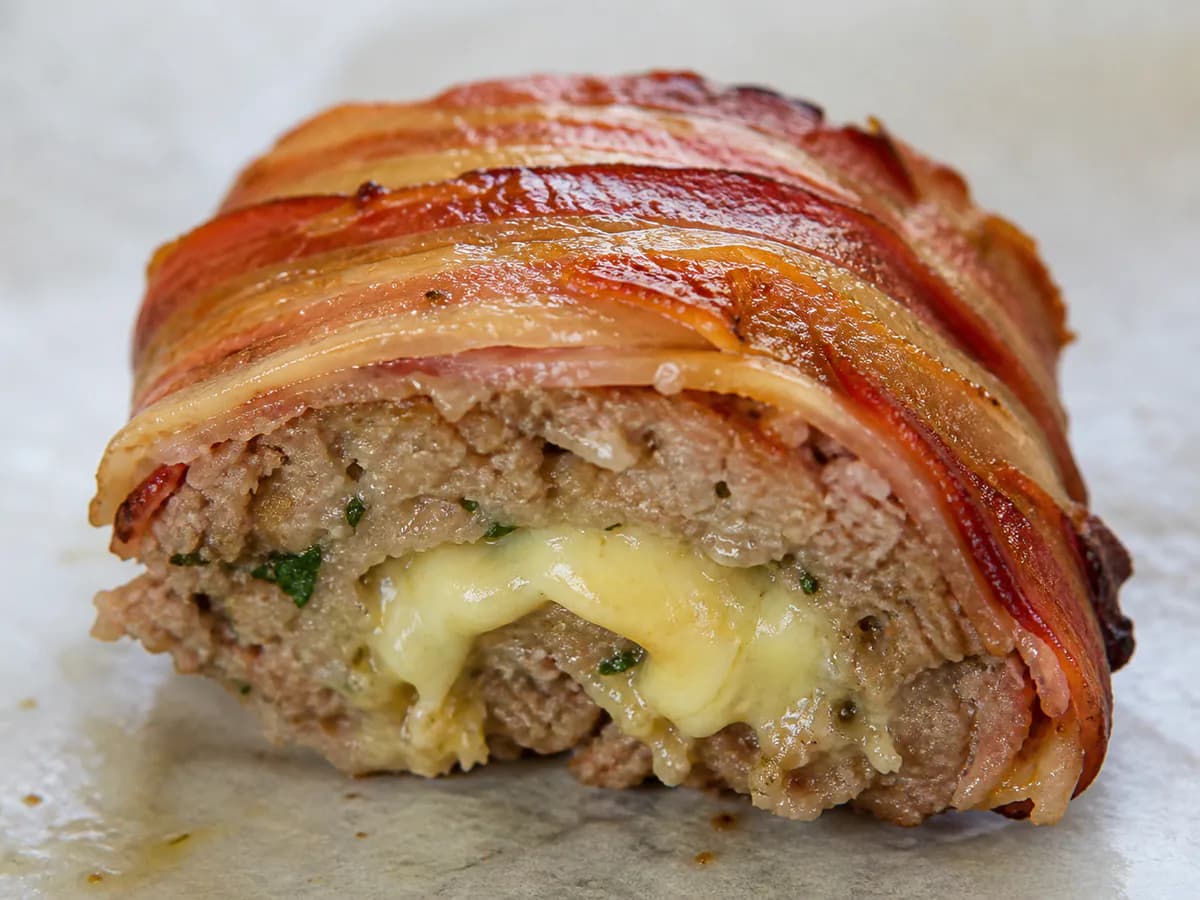 Pormenor de uma porção de Rolo de Bacon e Queijo