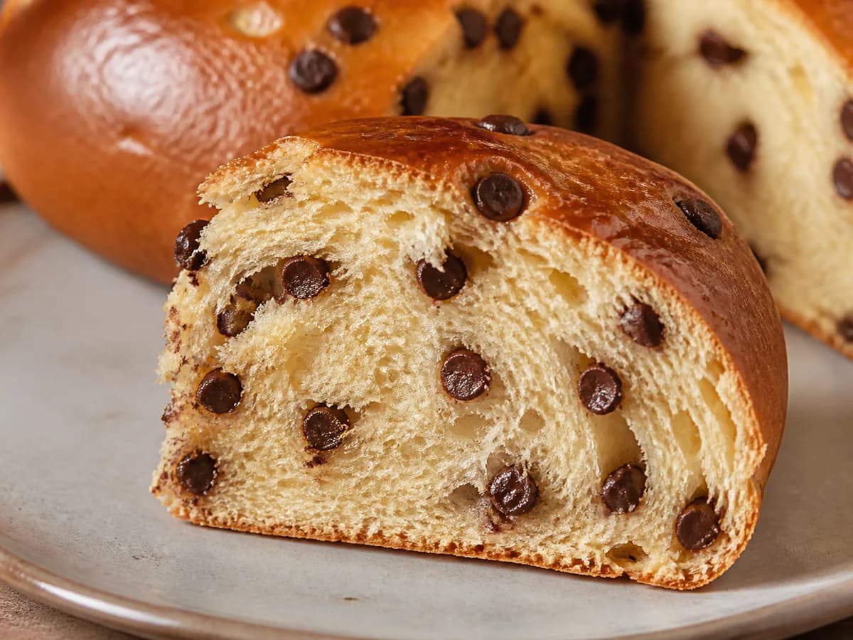 Pormenor de uma porção de Rosca com Pepitas de Chocolate