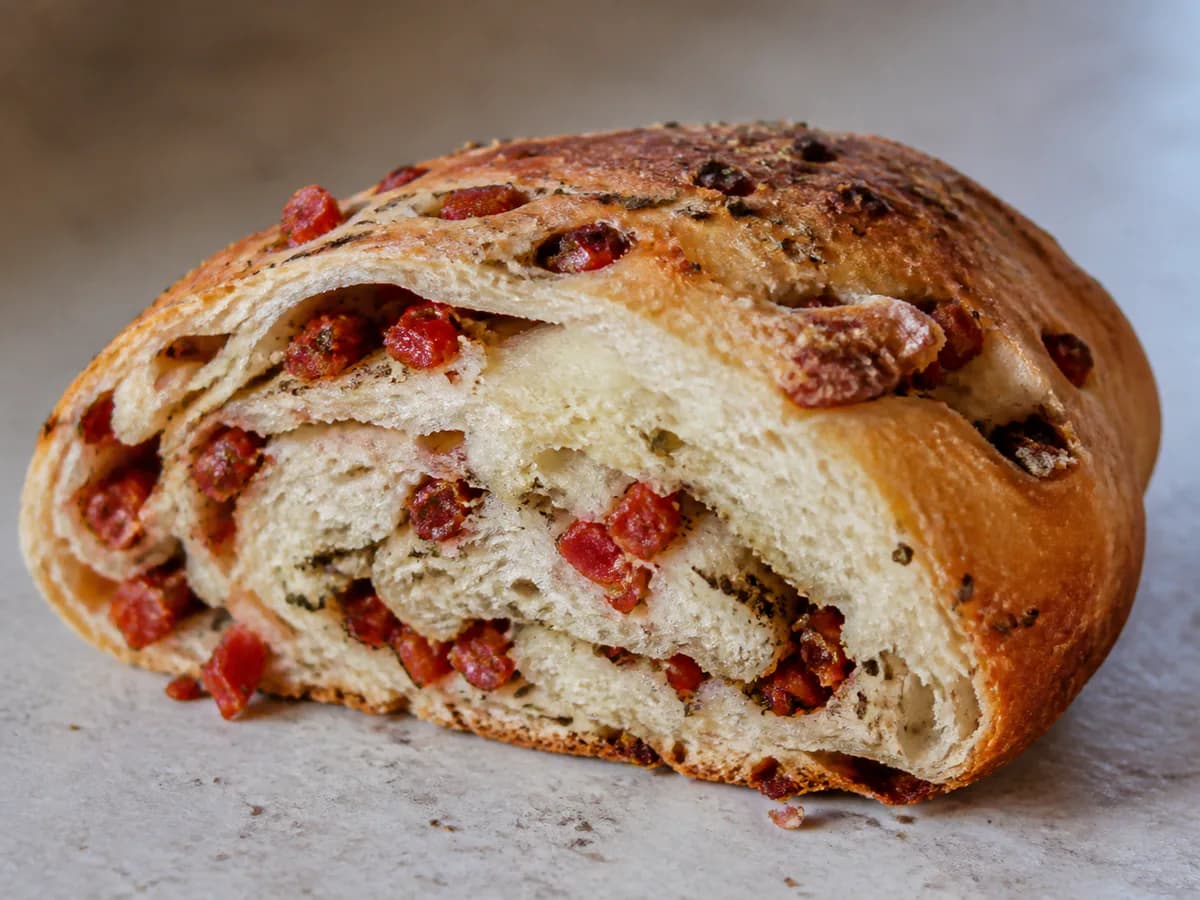 Pormenor de uma porção de Rosca de Chouriço e Orégãos