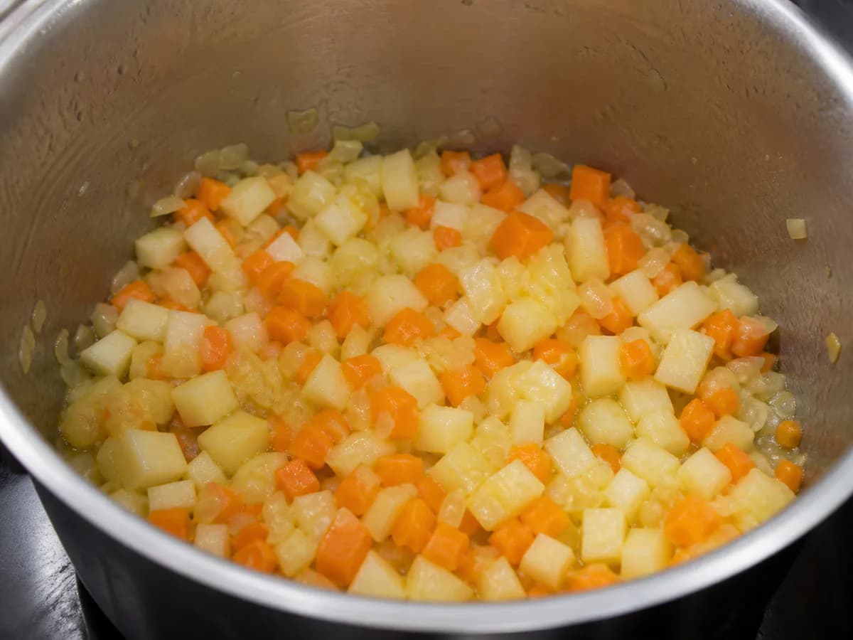 Preparação de Sopa da Pedra com Chispe e Entrecosto durante a confeção