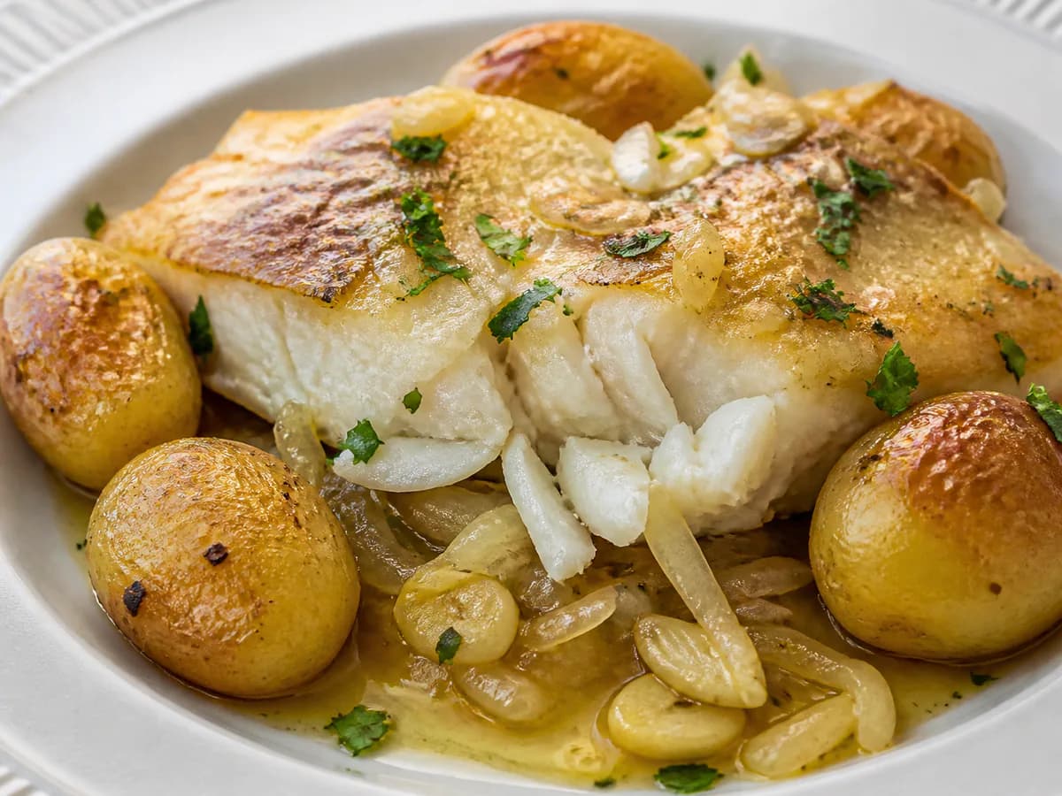 Pormenor de uma porção de Saiba Como Preparar Um Bacalhau à Lagareiro Perfeito