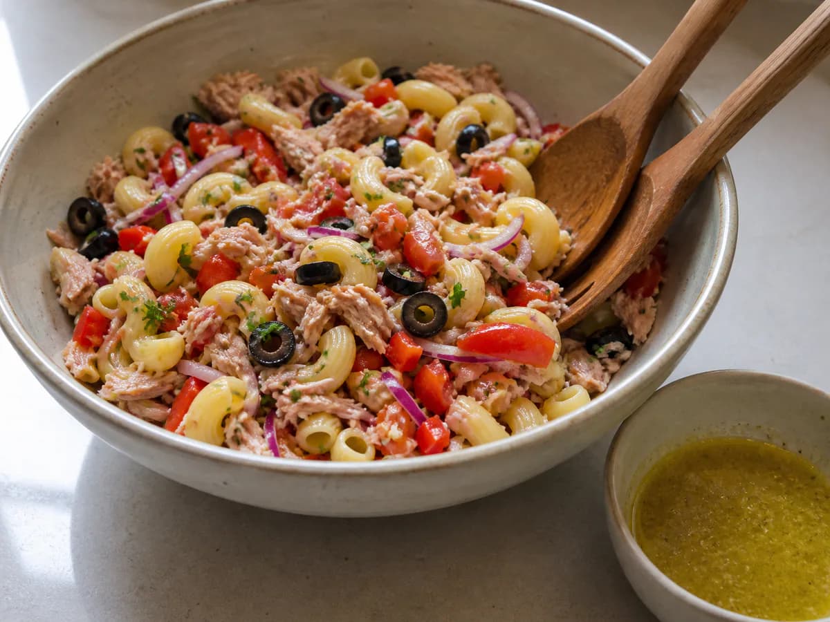 Preparação de Salada de Atum com Massa e Azeitonas durante a confeção