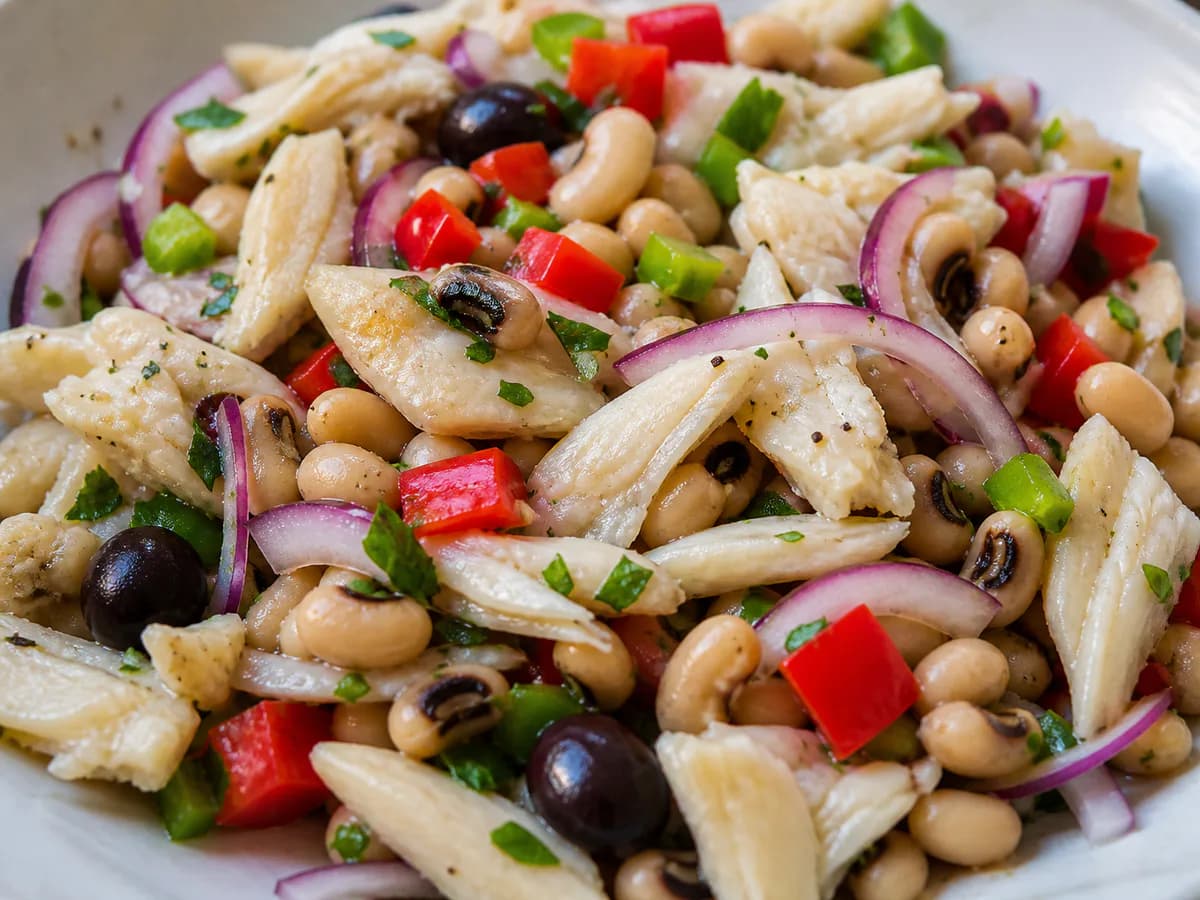 Pormenor de uma porção de Salada de Bacalhau com Feijão Frade