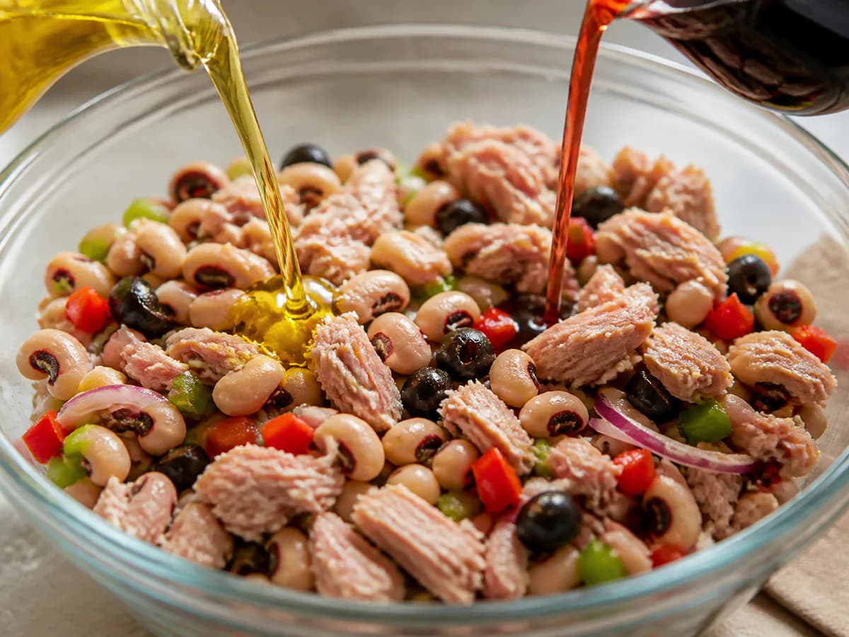 Preparação de Salada de Feijão Frade com Atum durante a confeção