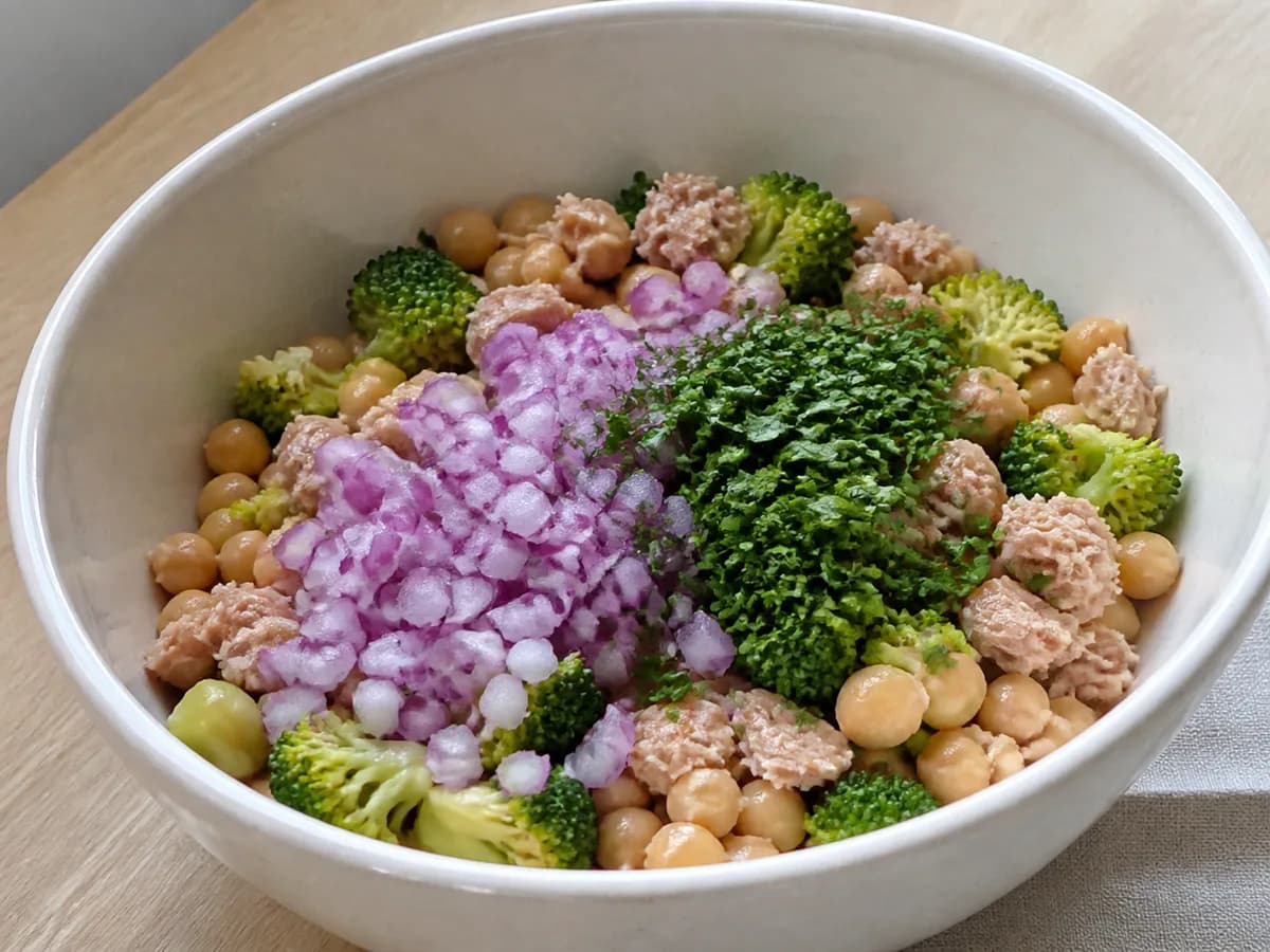 Preparação de Salada de Grão-de-Bico e Atum com Brócolos durante a confeção