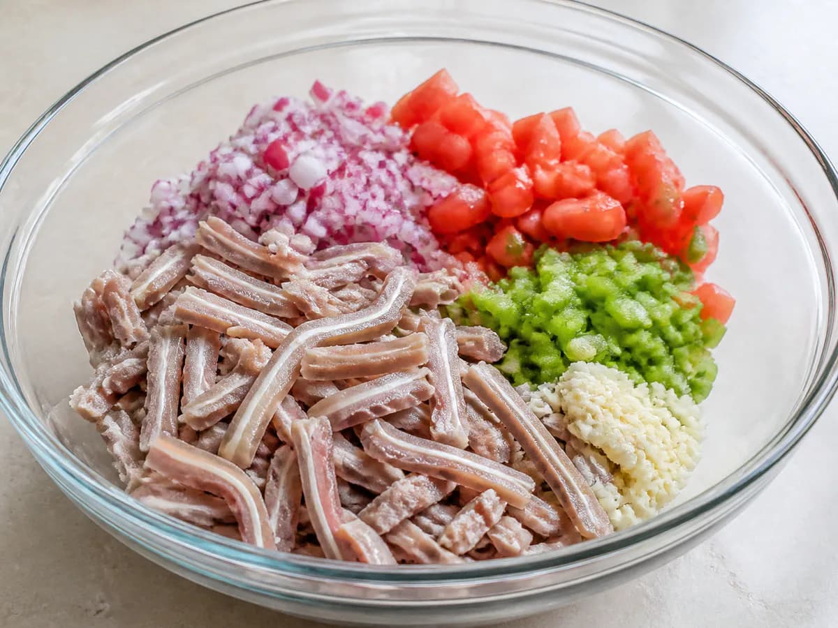 Preparação de Salada de Orelha de Porco Refrescante durante a confeção