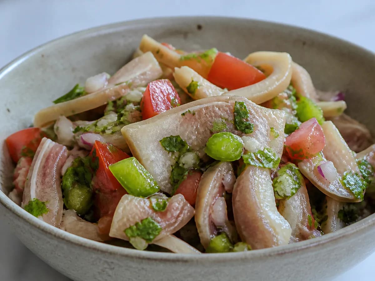 Pormenor de uma porção de Salada de Orelha de Porco Refrescante