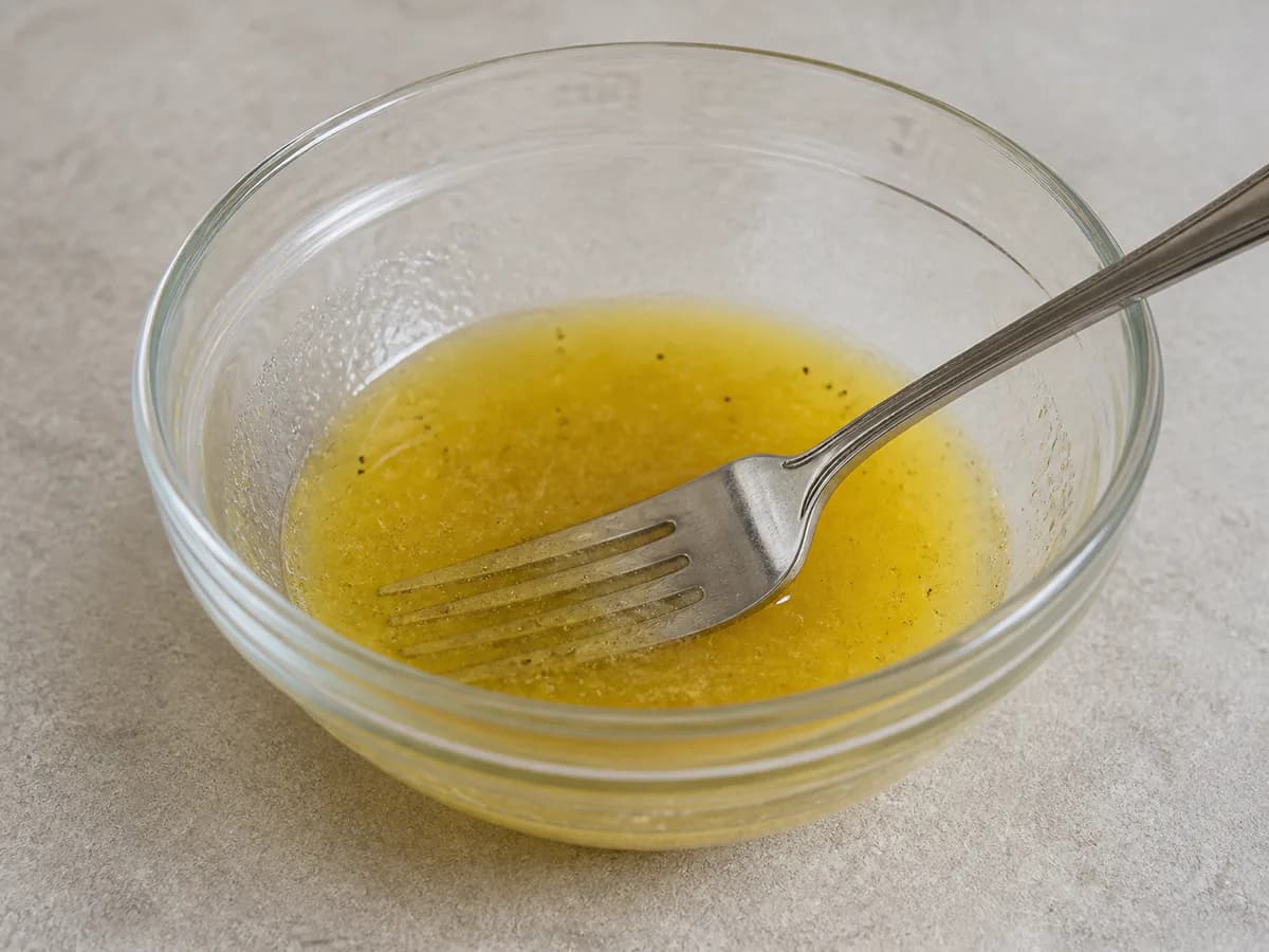 Preparação de Salada de Salmão Fumado com Queijo de Cabra e Cebolinho durante a confeção