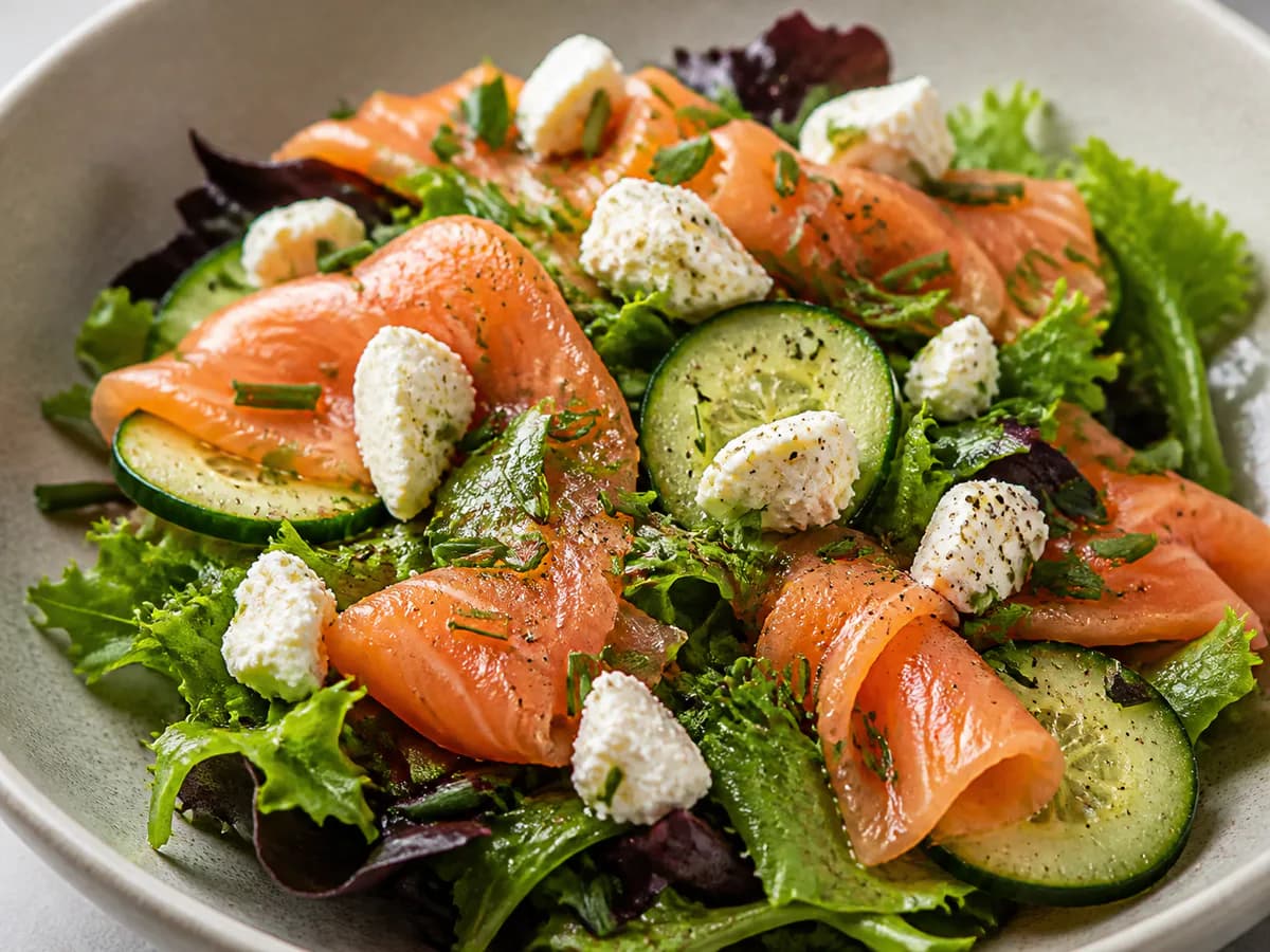 Pormenor de uma porção de Salada de Salmão Fumado com Queijo de Cabra e Cebolinho