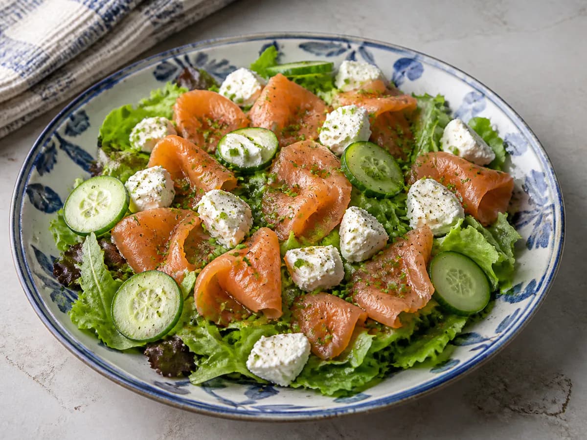 Salada de Salmão Fumado com Queijo de Cabra e Cebolinho
