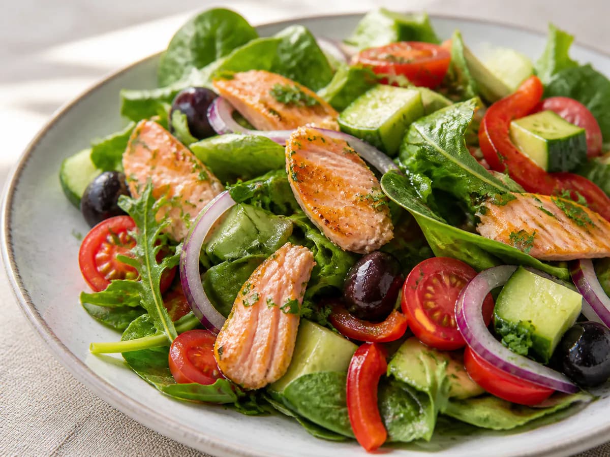 Pormenor de uma porção de Salada de Salmão Grelhado com Molho Cítrico