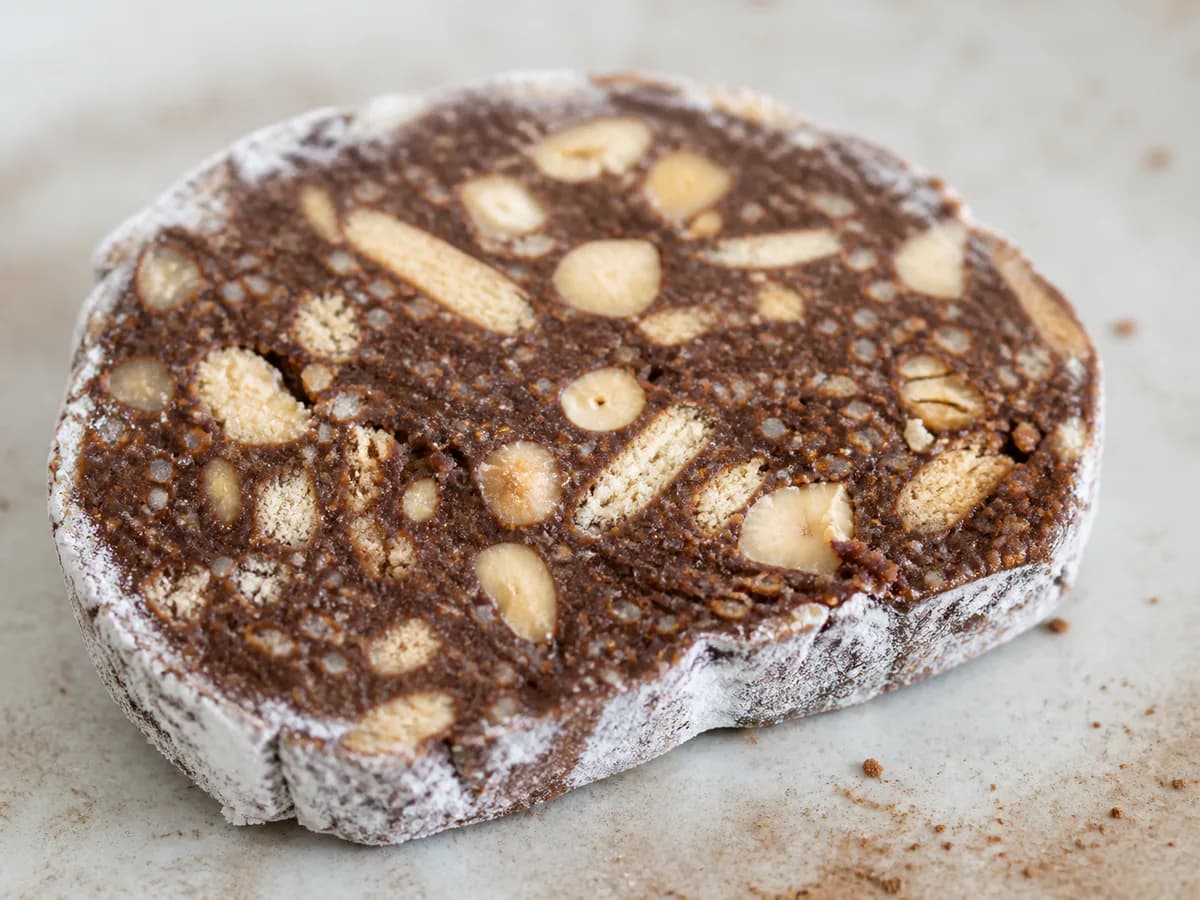 Pormenor de uma porção de Salame de Chocolate com Avelãs Tostadas