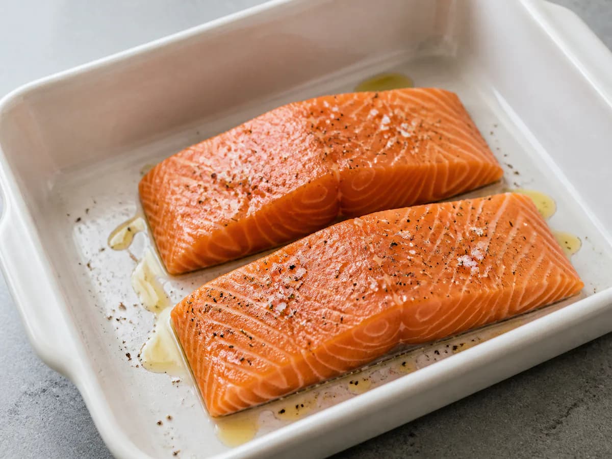 Preparação de Salmão com Alecrim e Limão durante a confeção