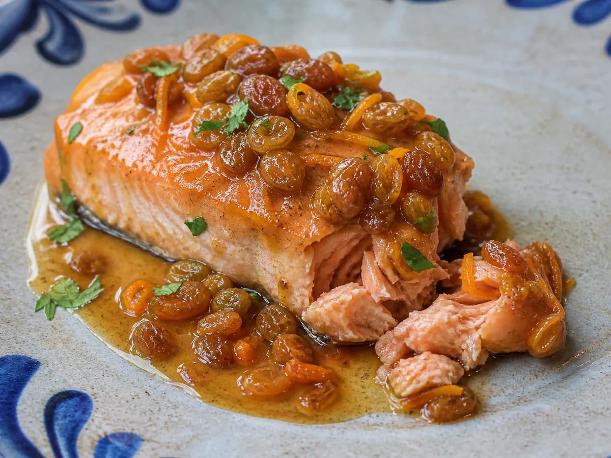 Pormenor de uma porção de Salmão em Molho de Passas, Laranja e Vinho do Porto