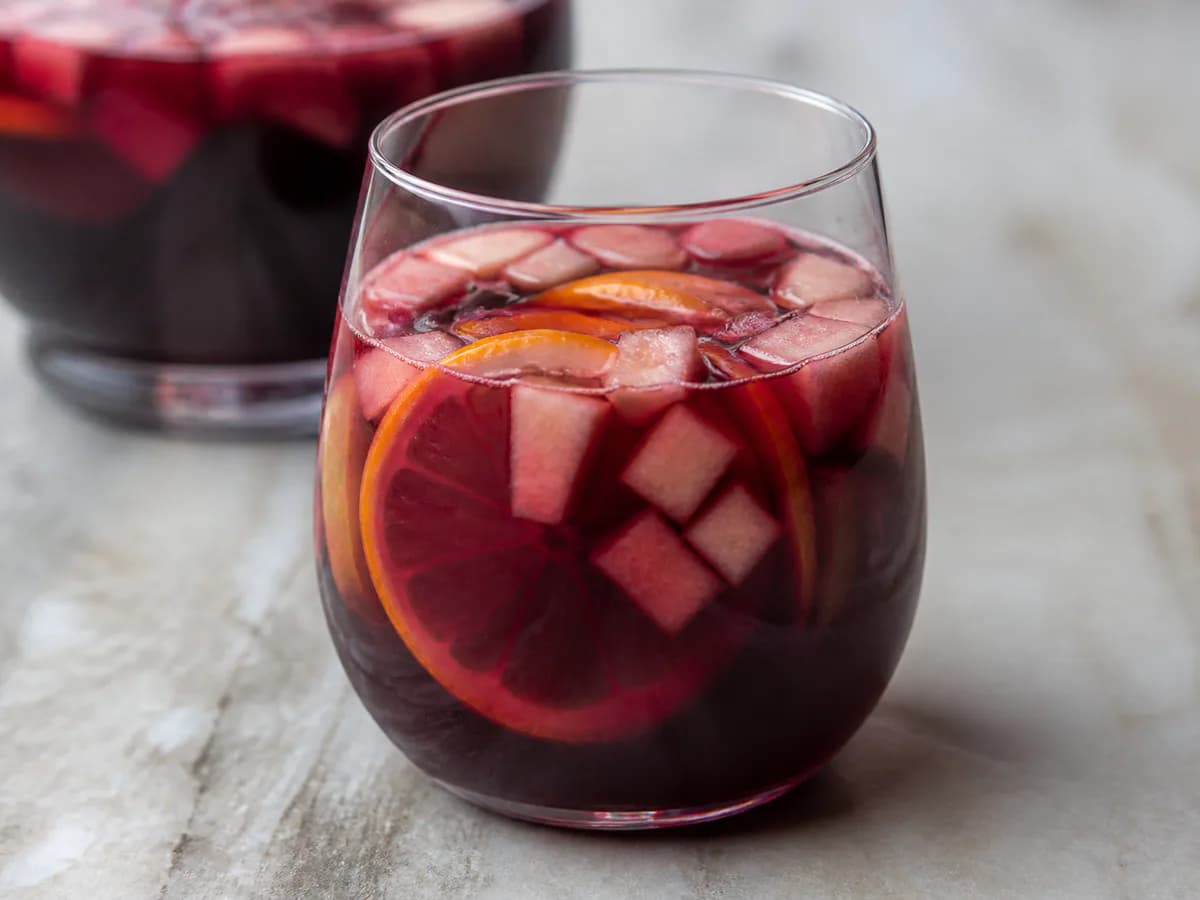 Pormenor de uma porção de Sangria de Vinho Tinto, Aguardente e Fruta