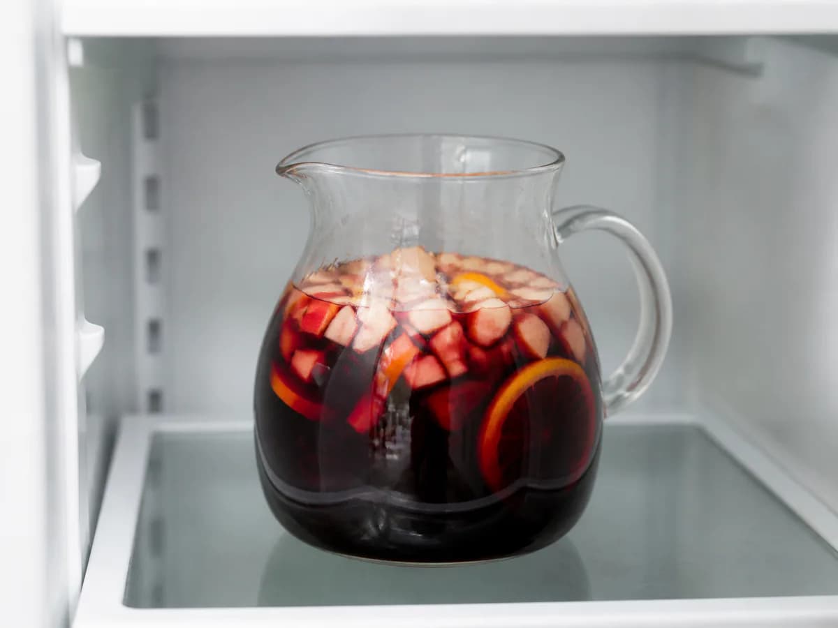 Preparação de Sangria de Vinho Tinto, Aguardente e Fruta durante a confeção