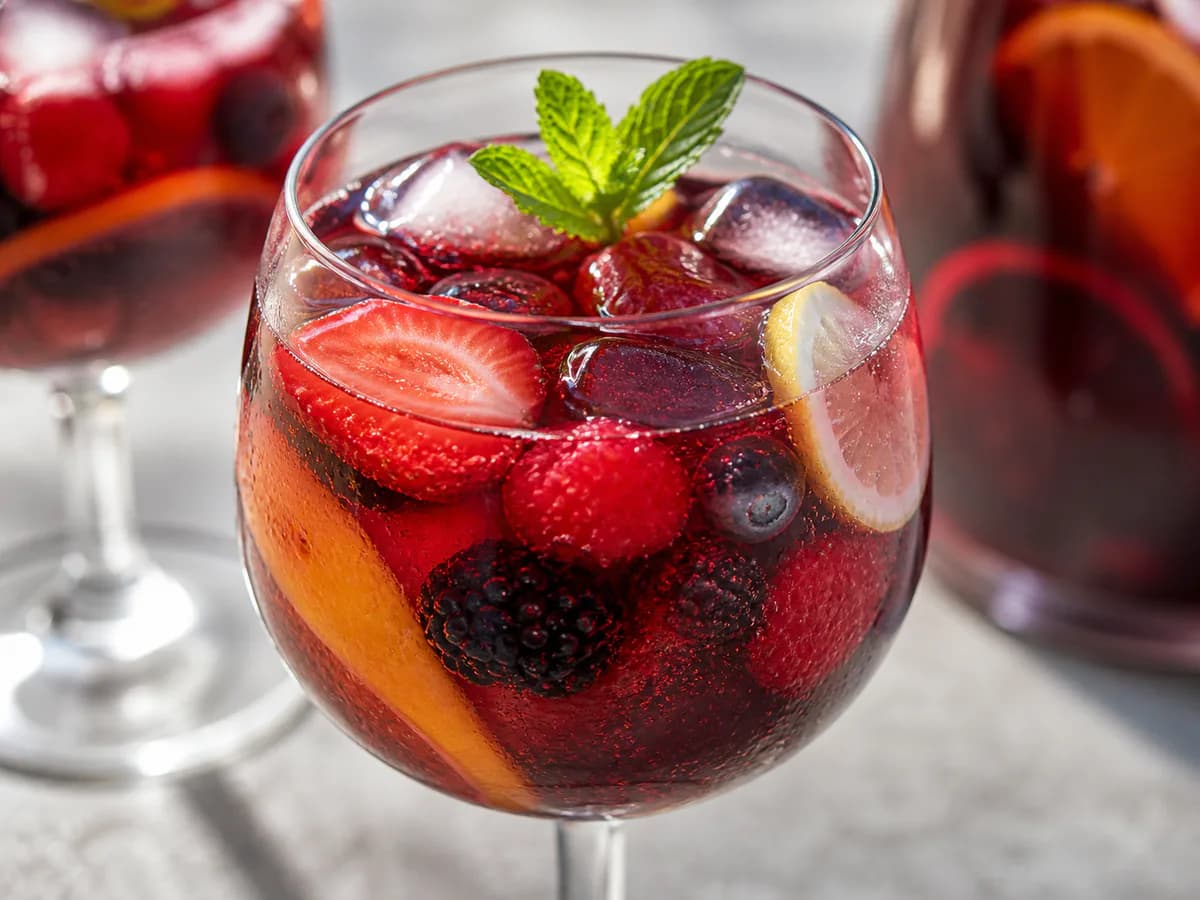 Pormenor de uma porção de Sangria Fresca de Frutos Vermelhos