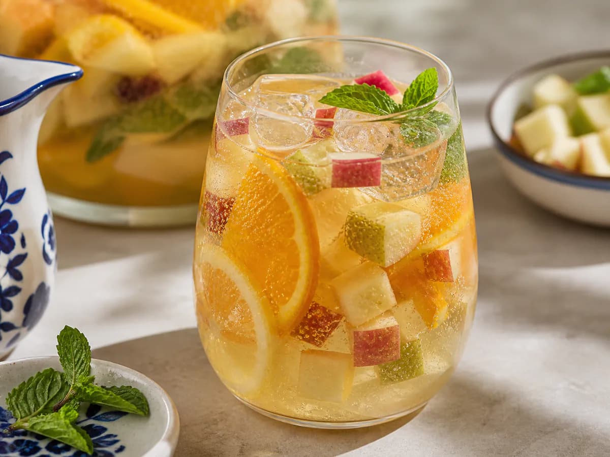Pormenor de uma porção de Sangria de Espumante com Frutas Frescas