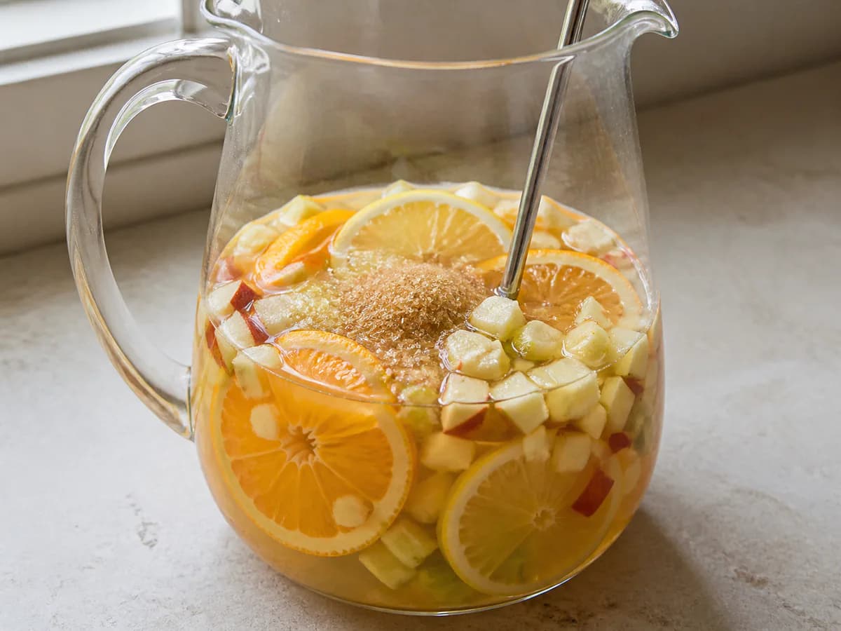 Preparação de Sangria de Espumante com Frutas Frescas durante a confeção
