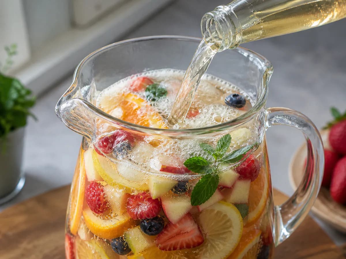 Preparação de Sangria Deliciosa de Champanhe para o Natal durante a confeção