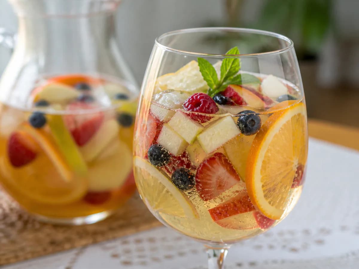 Pormenor de uma porção de Sangria Deliciosa de Champanhe para o Natal