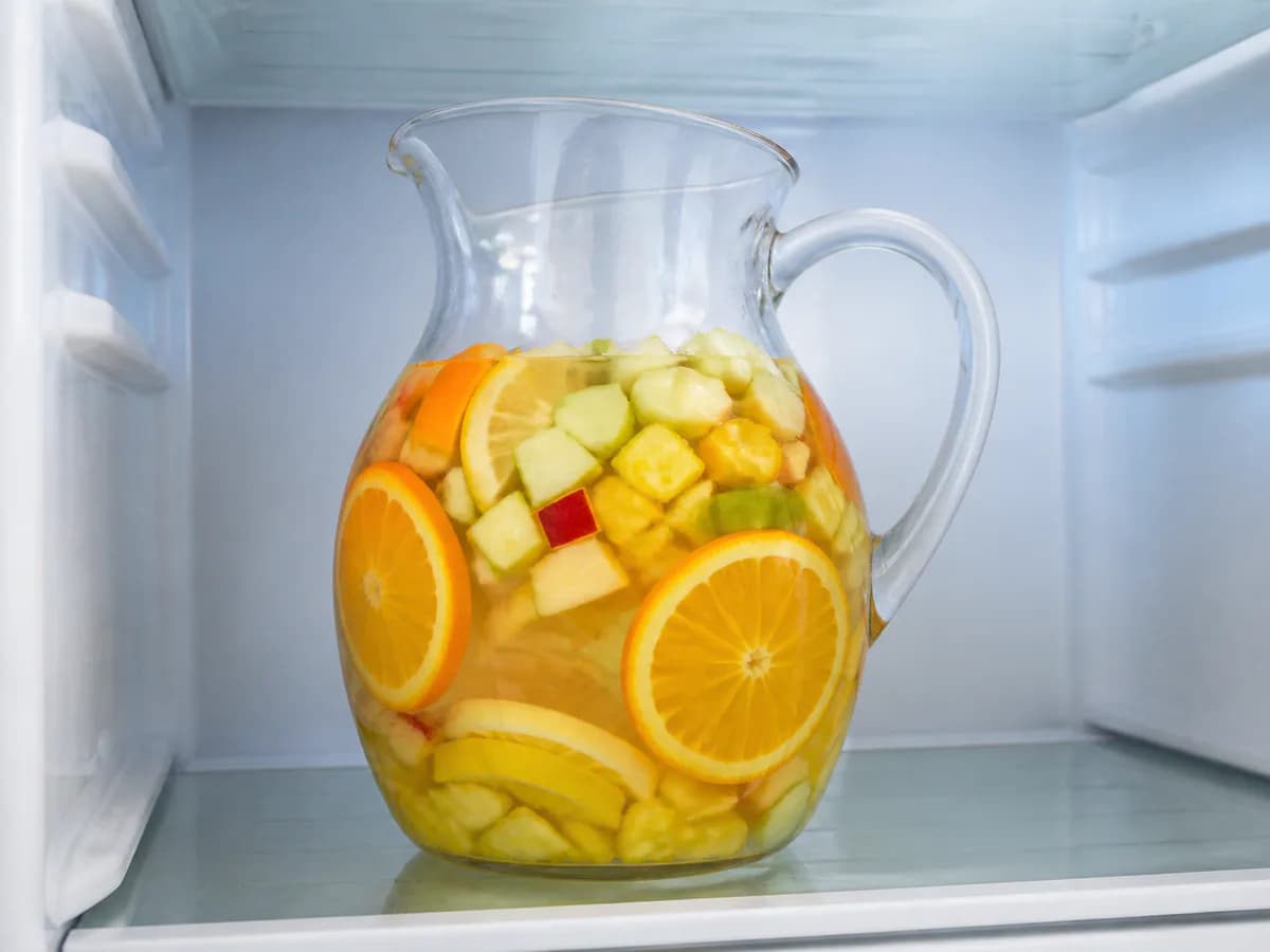 Preparação de Sangria de Vinho Branco Algarvia durante a confeção