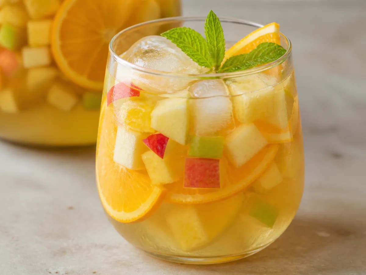 Pormenor de uma porção de Sangria de Vinho Branco Algarvia