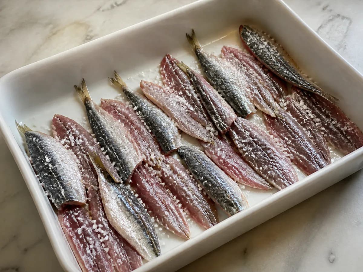 Preparação de Sardinhas Assadas No Forno durante a confeção