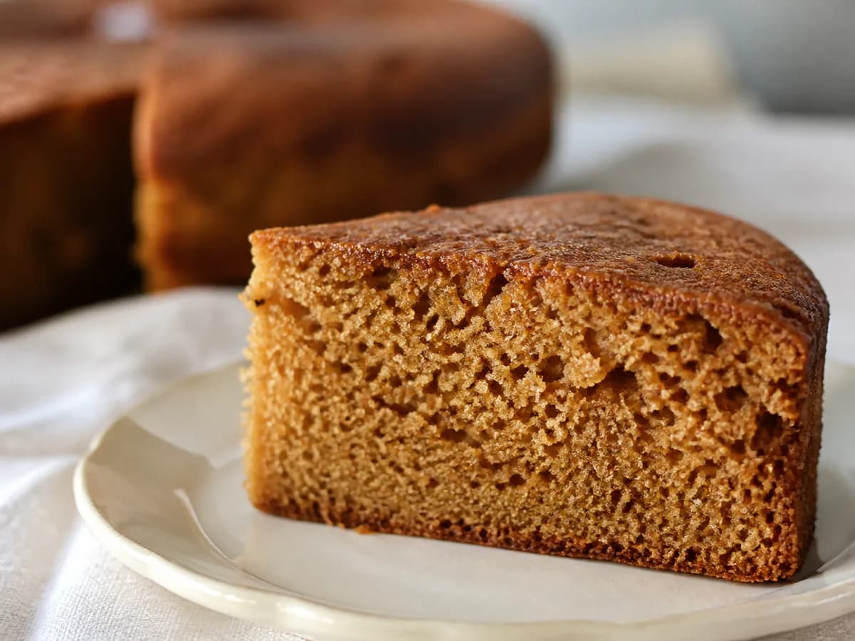 Pormenor de uma porção de Bolo Fofo de Café e Iogurte