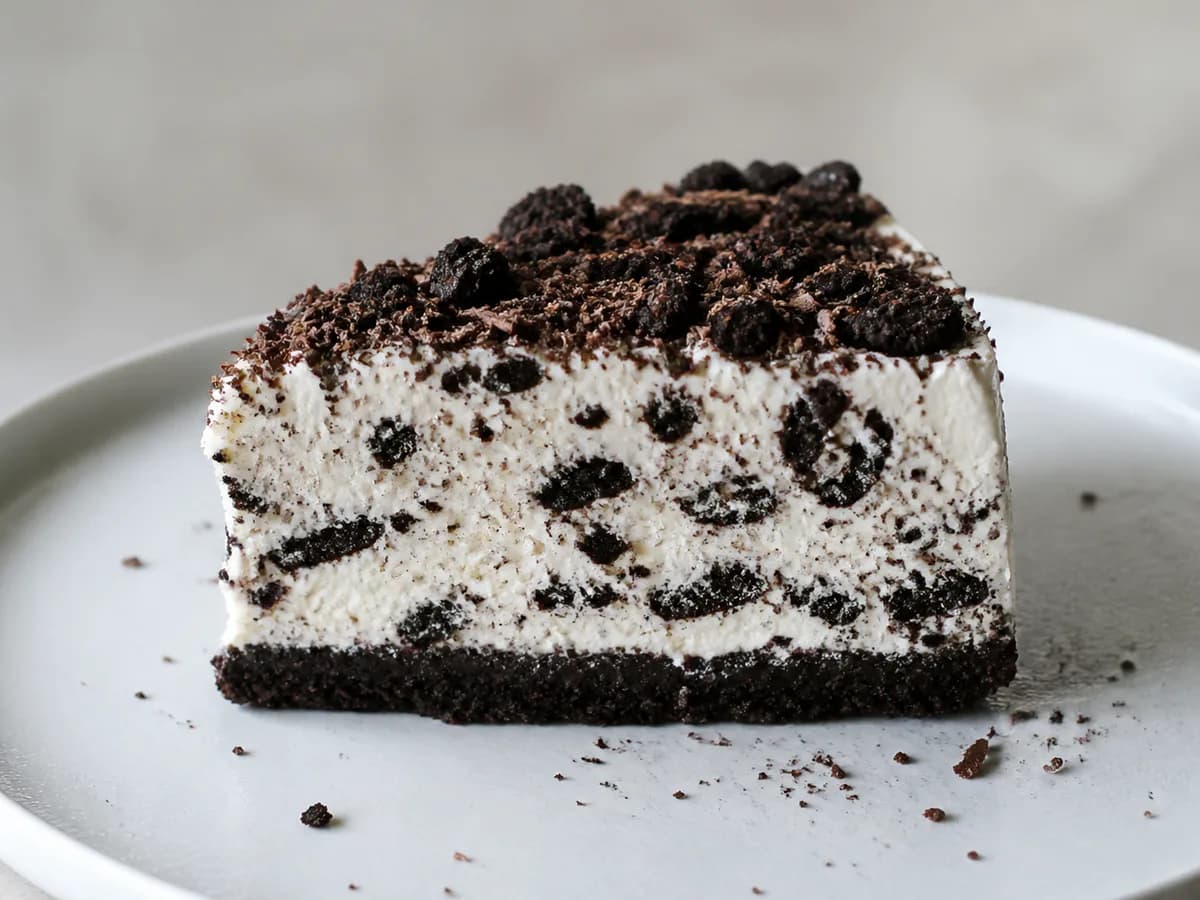 Pormenor de uma porção de Semi-Frio de Oreo no Congelador