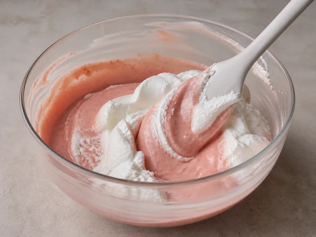 Preparação de Semifrio de Morango Cremoso durante a confeção