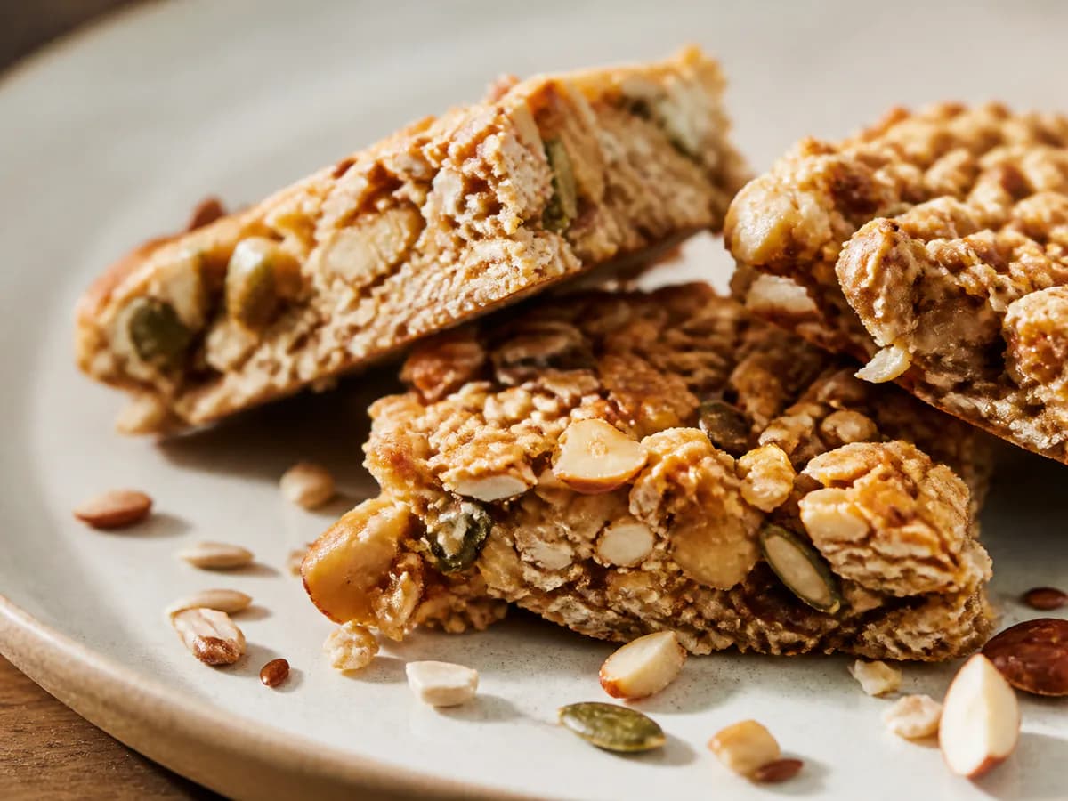 Pormenor de uma porção de Snacks Saudáveis de Aveia e Frutos Secos