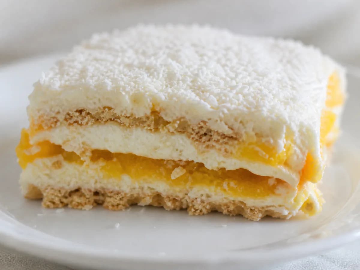Pormenor de uma porção de Sobremesa Cremosa de Pêssego com Bolacha Maria e Coco