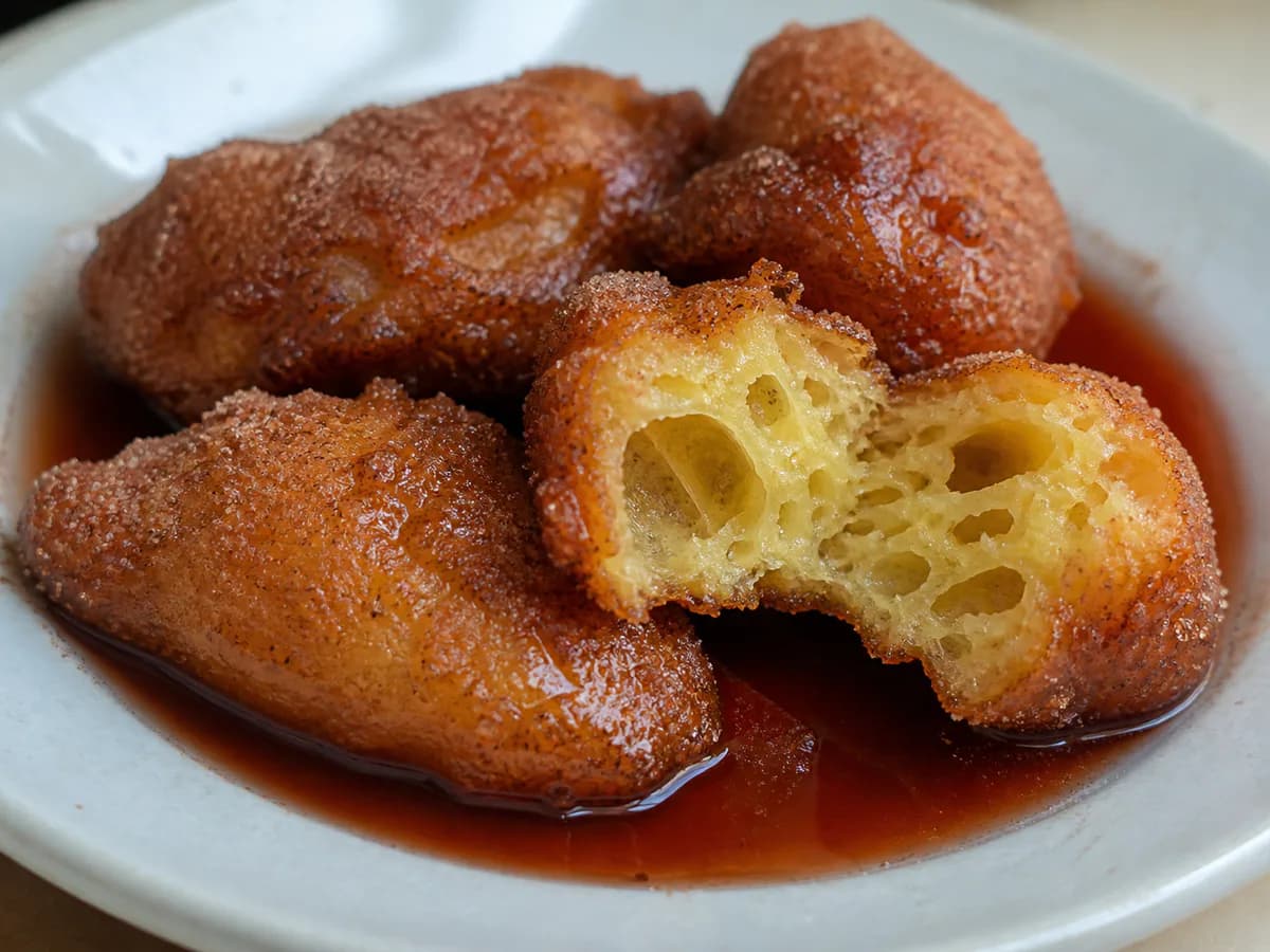 Pormenor de uma porção de Sonhos com Calda de Vinho do Porto