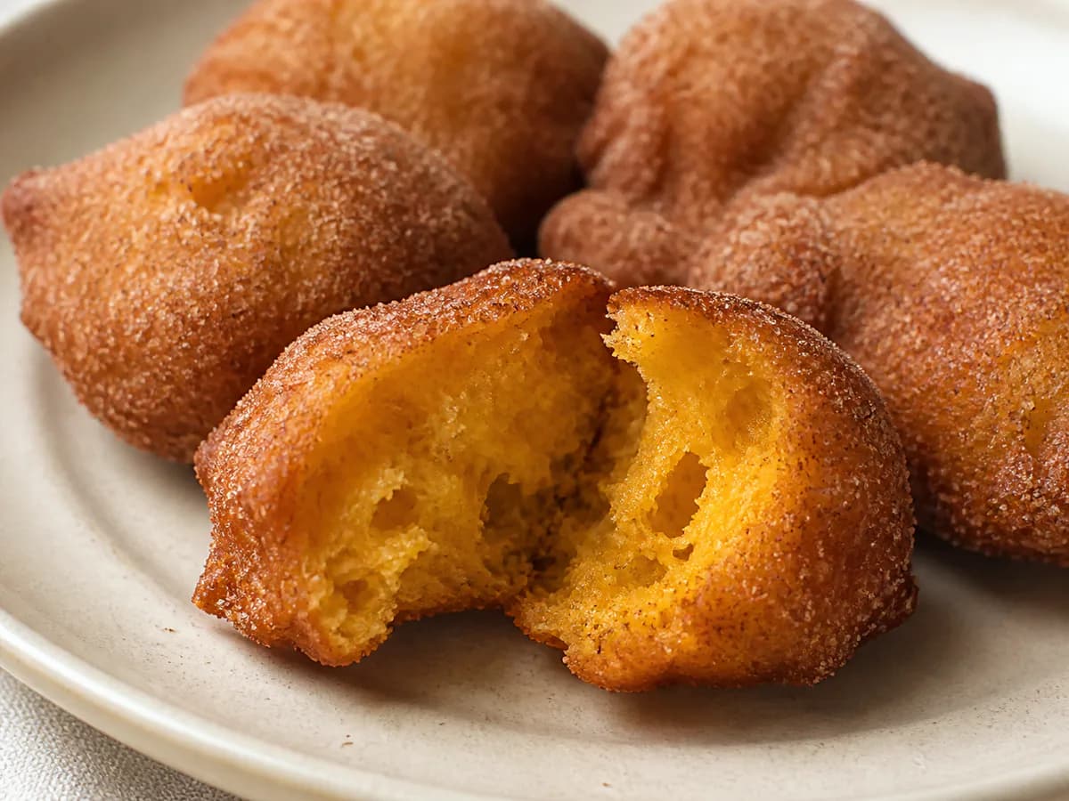 Pormenor de uma porção de Sonhos de Abóbora com Dois Ovos