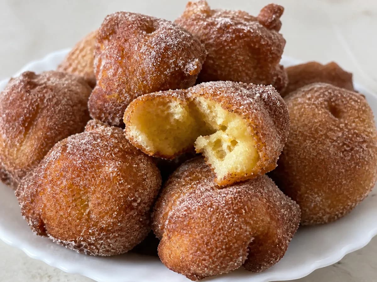 Pormenor de uma porção de Sonhos de Batata Doce com Canela