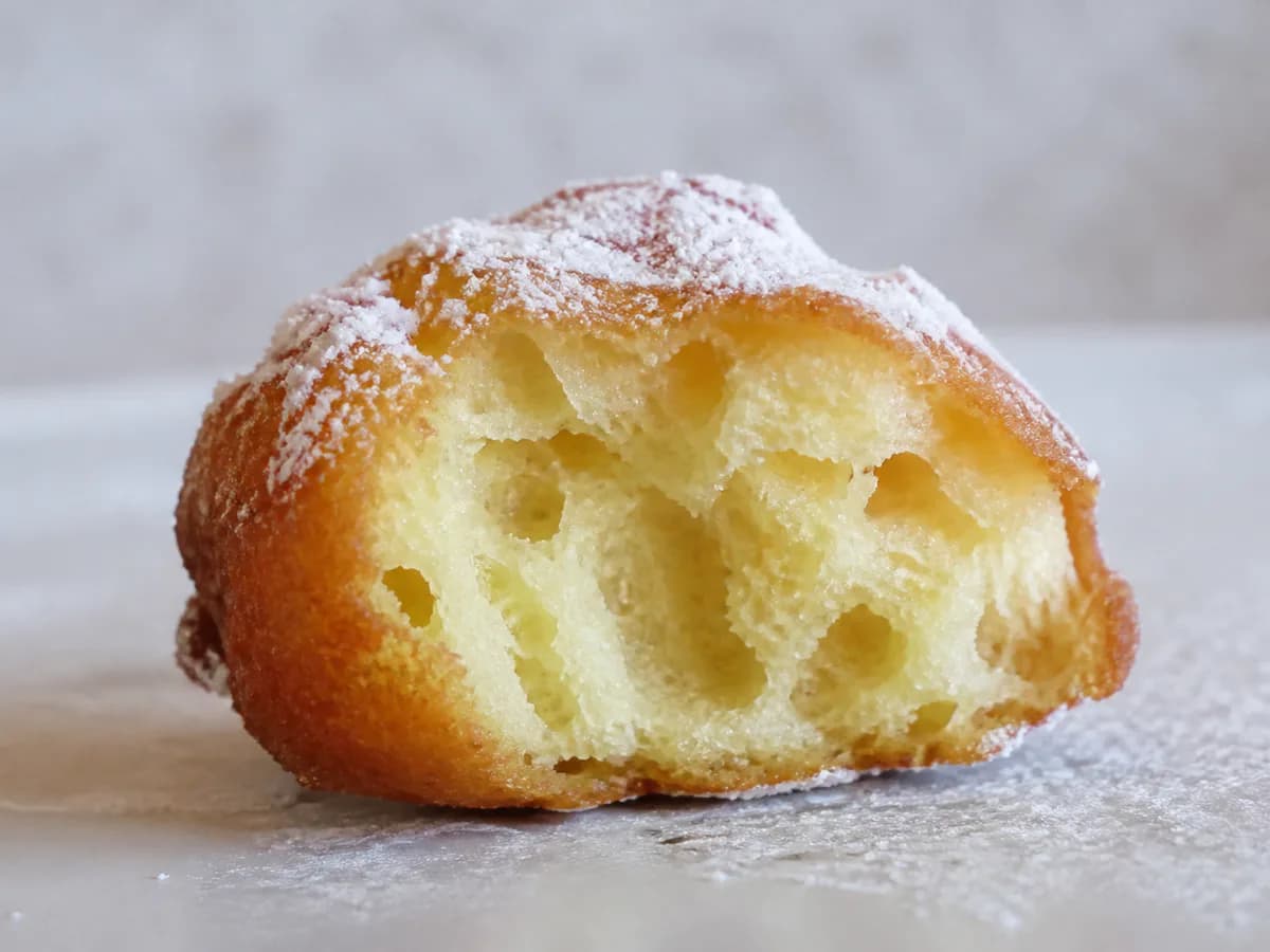Pormenor de uma porção de Sonhos de Iogurte e Limão