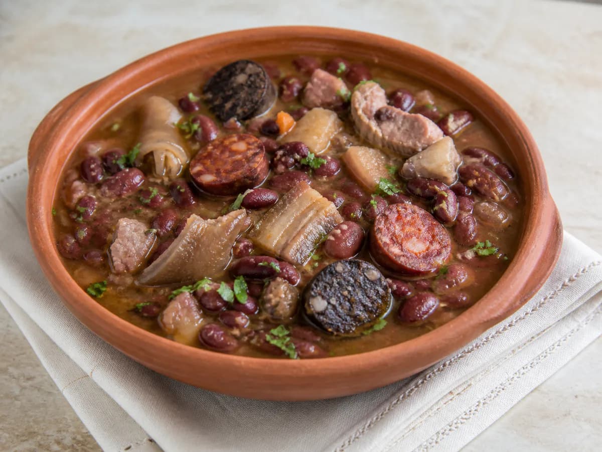Sopa da Pedra com Toucinho e Entremeada